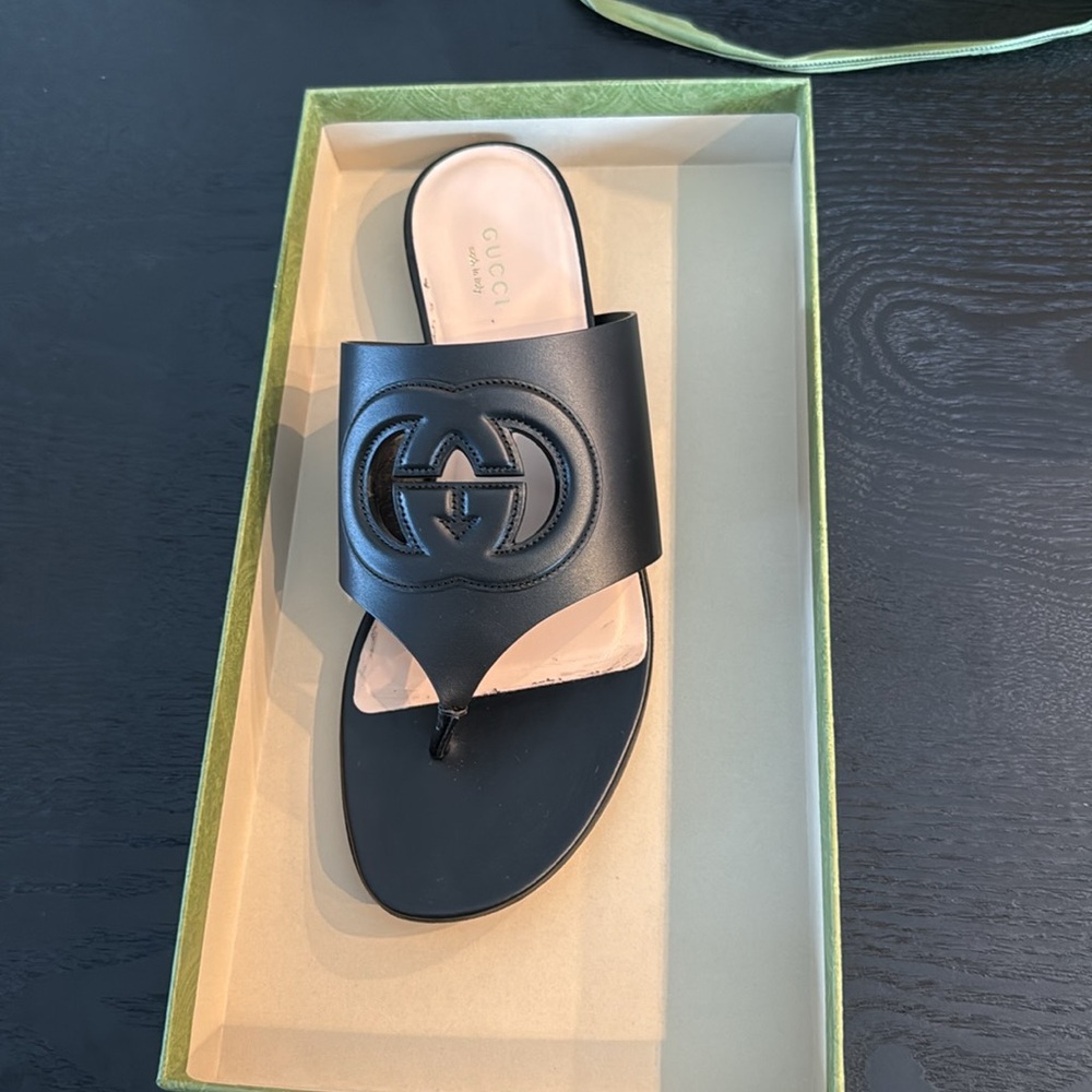 Women's Interlocking G cut-out thong sandal worn ONLY ONCE! - Picture 2 of 3
